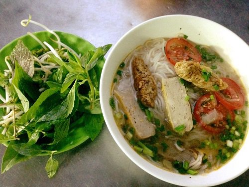 bánh canh chả cá là món bánh canh nổi tiếng ở Sài Gòn