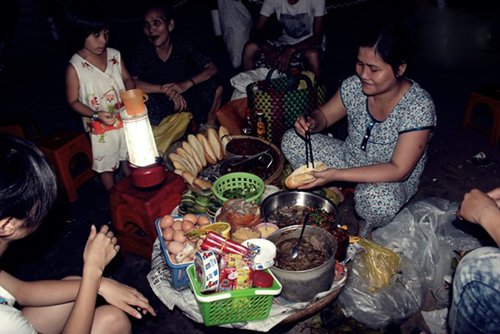 Bánh mì đêm chân cầu Tràng Tiền