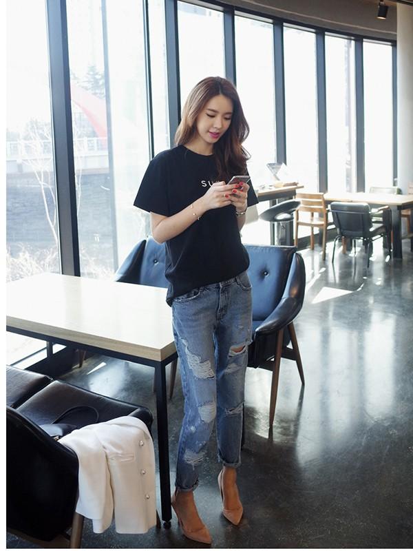 đôi chân nhỏ giúp bạn vô tư diện jeans rách