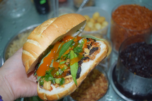 biến tấu bánh mì trộn Sài Gòn