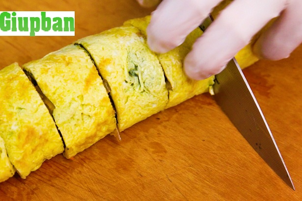 cắt kimbap thành những khoanh đều nhau