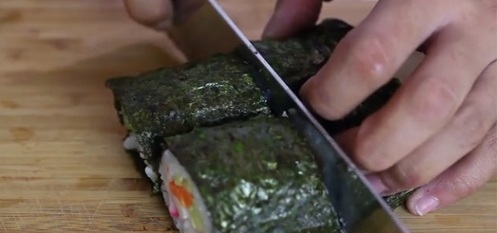 cắt miếng sushi cá hồi vừa ăn