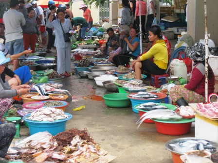 Nên mua hải sản ở các chợ trung tâm để đảm bảo vệ sinh và an toàn thực phẩm