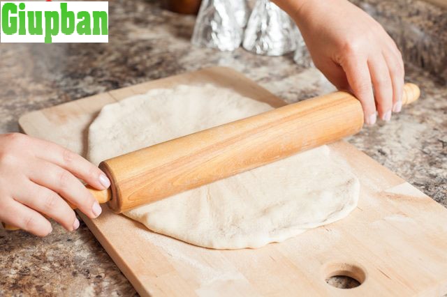 chuẩn bị nguyên liệu làm pizza ốc quế