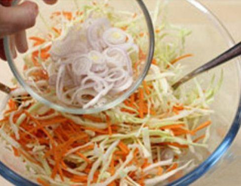 chuẩn bị nguyên liệu làm salad bắp cải cà rốt