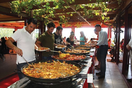 cơm chiên paella ở Tây Ban Nha thu hút lượng lớn thực khách 