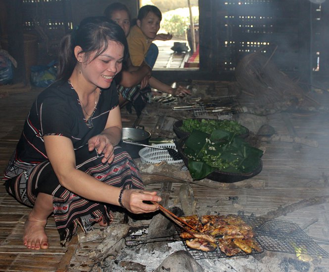 gà re chặt miếng nướng trên vỉ