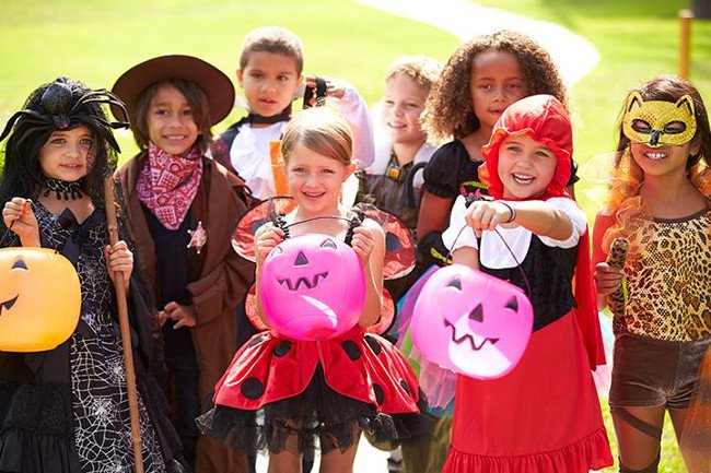 "Trick-or-treating" là sự thật thú vị về halloween