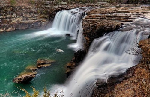 Hồ bơi này nằm giữa những vách đá ở phía đông con sông Mississippi