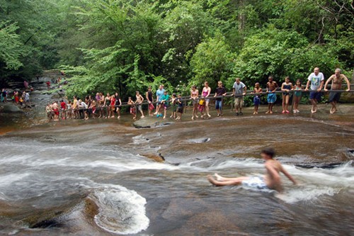 Hồ bơi tự nhiên Sliding Rock thuộc bang Carolina, Mỹ.