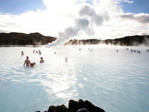 Suối nước nóng Blue Lagoon là một trong những điểm du lịch hấp dẫn nhất ở Iceland.