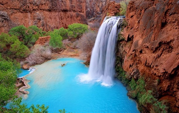 Hồ bơi này nằm trong khu bảo tồn Havasupai, thuộc công viên quốc gia Grand Canyon, Mỹ,