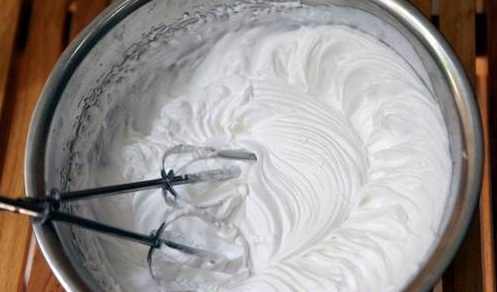 học cách làm whipping cream bằng máy đánh trứng