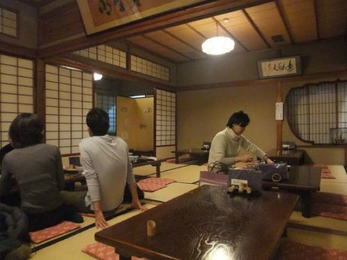 khách có thể ngồi bệt hoặc trên chiếu tatami