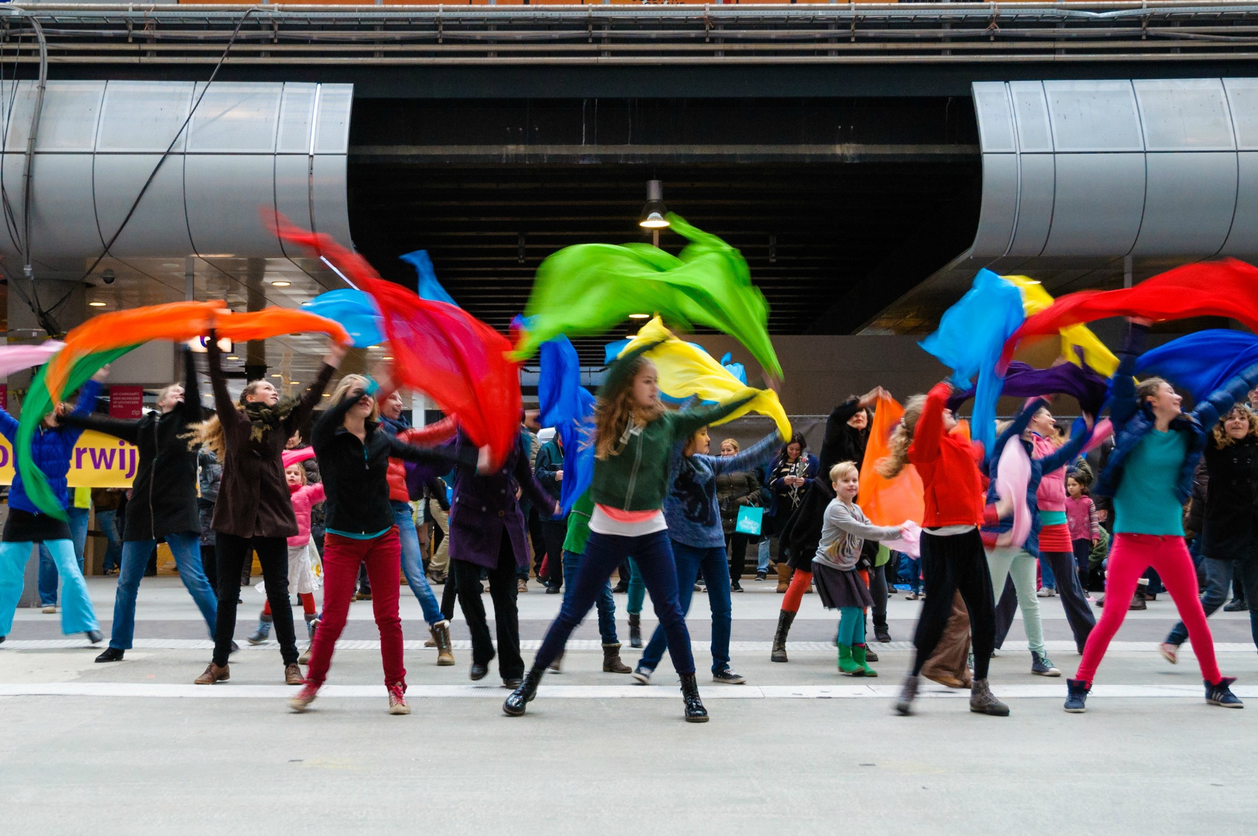 Nhảy flashmob là 1 cách bày tỏ lòng biết ơn đến cô giáo vào ngày 20/11