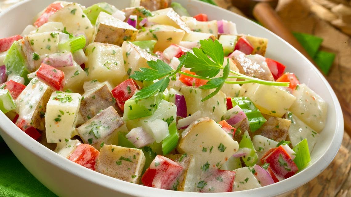 Salad khoai tây là món chứa hàm lượng kali cao, tốt cho sức khỏe người cao huyết áp.