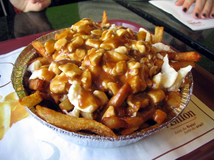 Poutine là món trộn ngon lành làm từ khoai chiên miếng lớn, pho mát tươi đóng cục kèm nước sốt. 