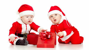 Bộ đồ ông già noel là gợi ý lựa chọn quà tặng noel cho bé yêu