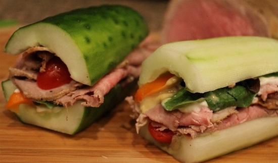 sandwich dưa chuột kẹp thịt bò nướng