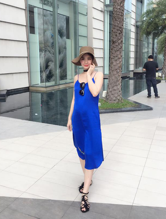 Street style quá đỗi ấn tượng với áo hai dây đen, chân váy maxi họa tiết gam xanh cobalt nổi bật.