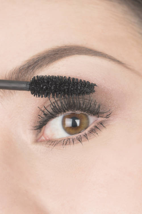 Sử dụng mascara chuốt một lần nữa để tạo hàng mi quyến rũ