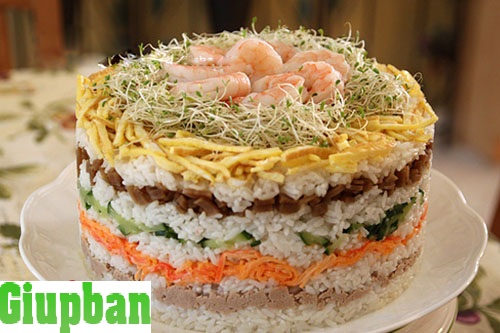 tháp cơm sushi đẹp mắt và thơm ngon