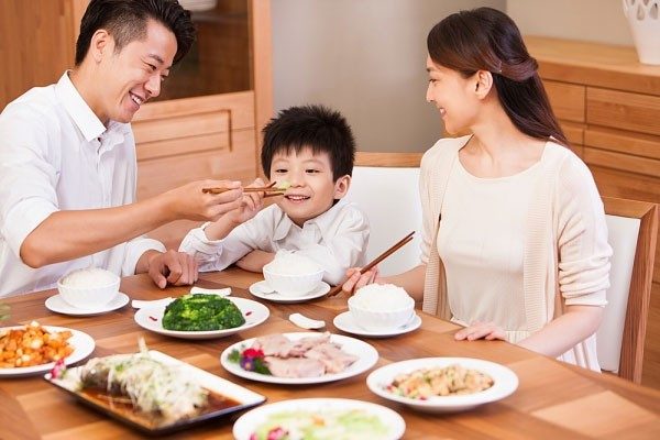 Làm gương cho bé là phương pháp dạy con ăn uống khoa học