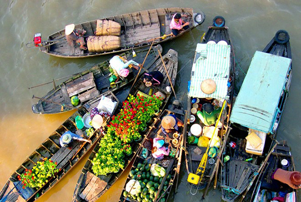 Chợ tết trên sông ở Miền Trung là thú vị phong tục đón Tết Nguyên Đán ở Việt Nam