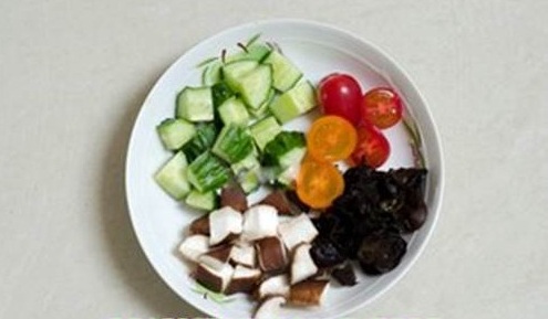 thực hiện món salad tôm rau nấm