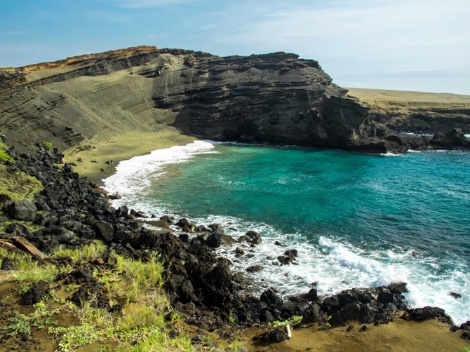 Biển Kaihululu ở Maui, Hawaii là bãi biển có màu sắc kỳ lạ trên thế giới