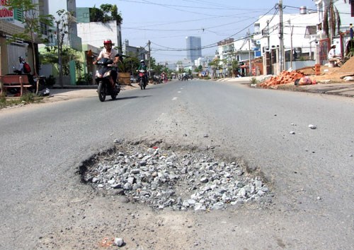 tiết kiệm xăng xe máy nếu tránh ổ gà, ổ voi