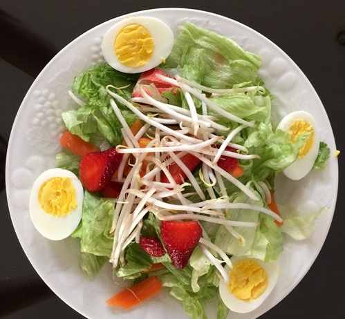 trứng gà vịt chín mềm thích hợp cho món salad