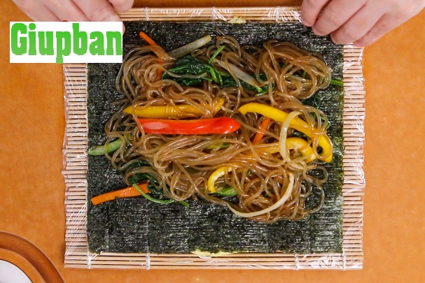 tự làm kimbap nhân miến và trứng tại nhà