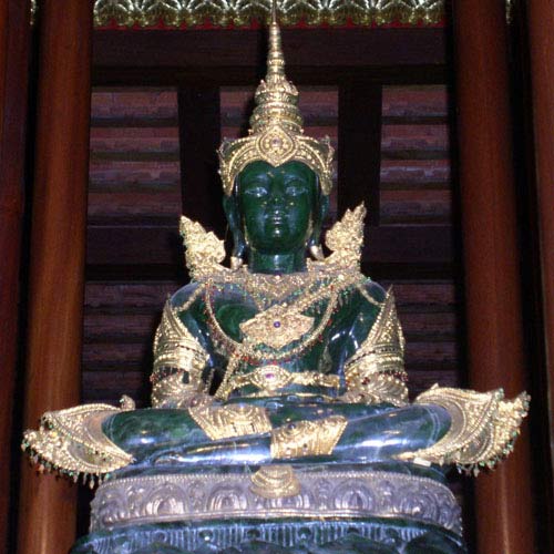 7-ngoi-chua-nen-ghe-tham-o-bangkok-4