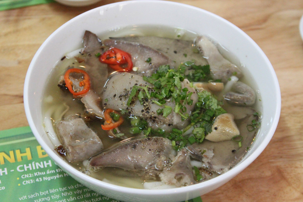 an-banh-canh-ben-co-dac-san-tra-vinh-tai-sai-gon-1