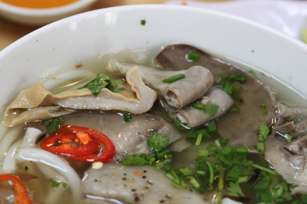 an-banh-canh-ben-co-dac-san-tra-vinh-tai-sai-gon-2