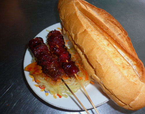 an-giang-an-banh-mi-lap-xuong-bo-1