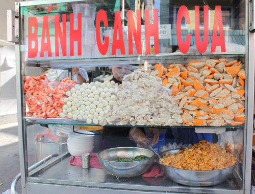 banh-canh-cua-dong-khach-tren-duong-tran-khac-chan-3