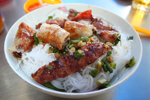 bun-thit-nuong-ngon-o-duong-bui-dinh-tuy-1