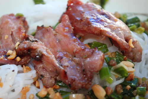 bun-thit-nuong-ngon-o-duong-bui-dinh-tuy-4