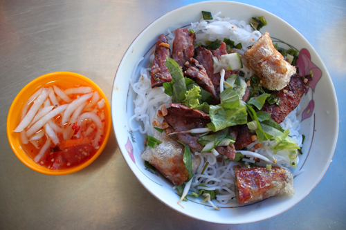 bun-thit-nuong-ngon-o-duong-bui-dinh-tuy-5