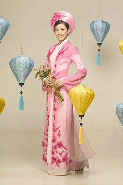 cach-ket-hop-ao-choang-voi-ao-dai-trang-2