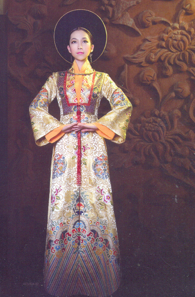 cach-ket-hop-ao-choang-voi-ao-dai-trang-4