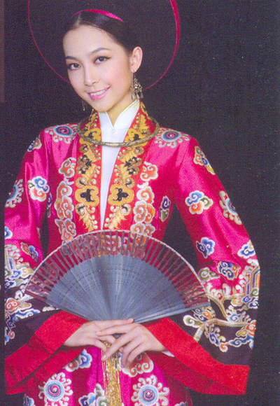 cach-ket-hop-ao-choang-voi-ao-dai-trang-6