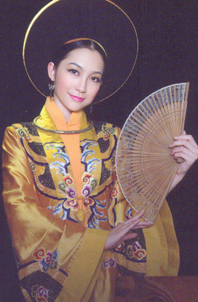 cach-ket-hop-ao-choang-voi-ao-dai-trang-7