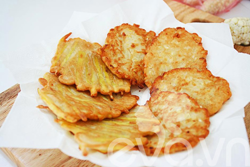 cach-lam-banh-ngo-banh-khoai-chien-9