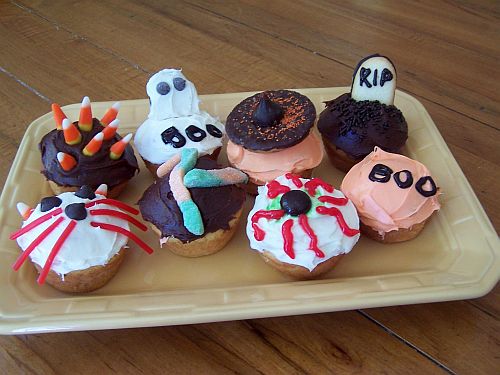 cach-trang-tri-cupcake-cho-halloween-13