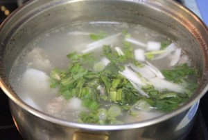 canh-khoai-so-nau-suon-dan-da-ngot-lanh-cho-ngay-dau-thu-4