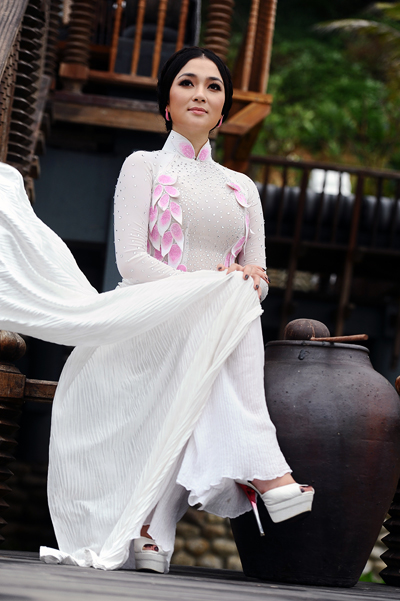 chon-ao-dai-dep-nhu-hoa-hau-nguyen-thi-huyen-4