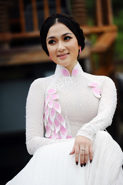 chon-ao-dai-dep-nhu-hoa-hau-nguyen-thi-huyen-5